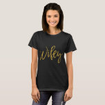 Camisa de tipografía de Relieve metalizado dorado<br><div class="desc">Una camiseta de la tipografía del Relieve metalizado dorado de peluche para que un recién casado se ponga en su luna de miel.</div>