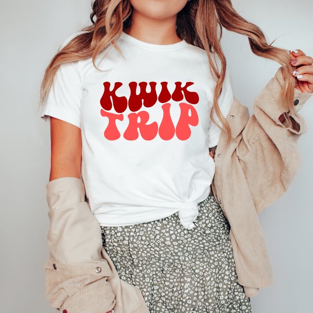 Camisa de viaje Groovy Kwik (Groovy, Kwik Trip, Retro Style, Convenience Chic, Fueling Up, Road Trip Vibes, Snack Stop, Travel Fa)