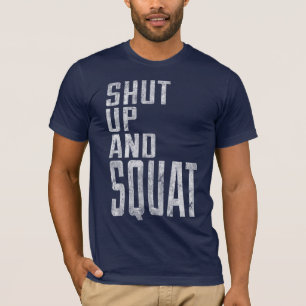 Camisa divertida del gimnasio cerrada y agazapada