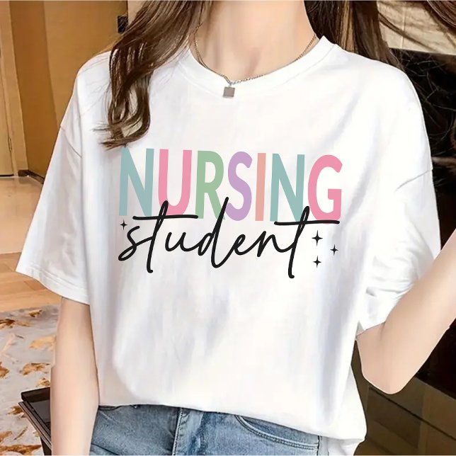 Camisa en la escuela de enfermería, idea de regalo (nurse student shirt, nursing student tee, school nurse shirt, nursing school gift, nurse in training)