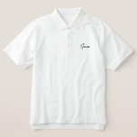 Camisa Groom Polo<br><div class="desc">Camisa Groom Polo mostrada en blanco con texto bordado en negro.</div>