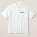 Camisa Groomsman Polo<br><div class="desc">Camisa de polo groomsman mostrada en blanco con texto bordado en negro.</div>