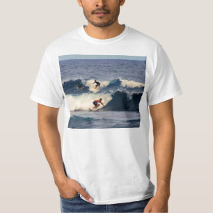 Camisa hawaiana de las personas que practica surf