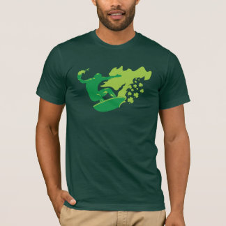 Camisa irlandesa del verde de la persona que