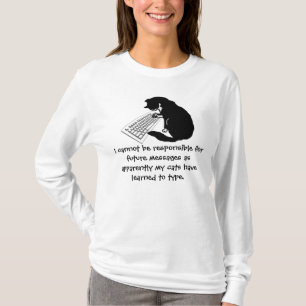 Camisa que mecanografía del gato divertido