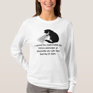 Camisa que mecanografía del gato divertido