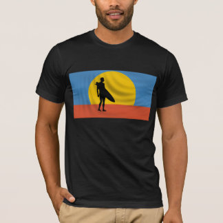 Camisa que practica surf
