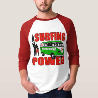 Camisa que practica surf