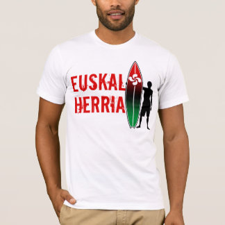 Camisa que practica surf vasca