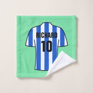 Camisas de fútbol con franjas azules lavan la ropa