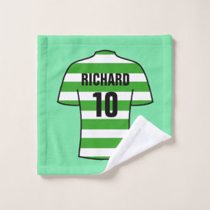 Camisas de fútbol en aros verdes lavan ropa