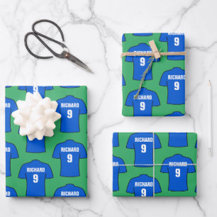 Camisas de fútbol en hojas de papel de ajuste azul