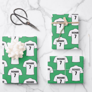 Camisas de fútbol en hojas de papel de envolvimien