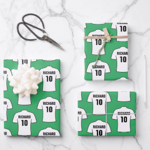 Camisas de fútbol en hojas de papel de envolvimien