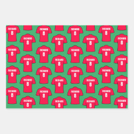 Camisas de fútbol en hojas de papel envueltas en r