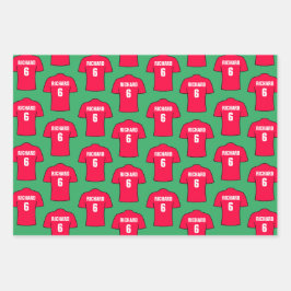 Camisas de fútbol en hojas de papel envueltas en r