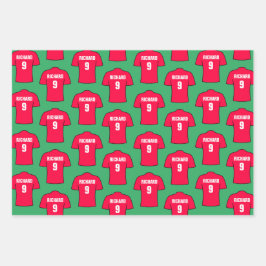 Camisas de fútbol en hojas de papel envueltas en r