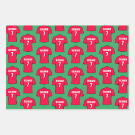 Camisas de fútbol en hojas de papel envueltas en r