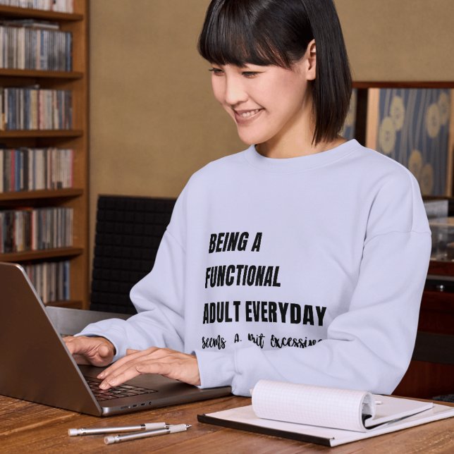 Camisas sudaderas divertidas y relacionables | Adu (Being A Functional Adult Everyday Seems A Bit Excessive Sweatshirt)