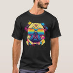 Camiseta<br><div class="desc">Esta imagen muestra un pug que lleva gafas de sol retro con estilo, representadas en un estilo de arte psicodélico vibrante. Los colores son audaces y brillantes, con una mezcla de amarillos, azules, rojos y púrpuras, creando una visual dinámica y llamativa. El estilo artístico incluye efectos de salpicaduras y tonos...</div>