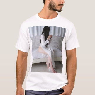 CAMISETA アオザイを着た黒髪の女性がお茶を飲む