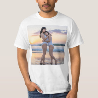 CAMISETA 可愛い二人の美女が抱き合い愛を確かめ合っている