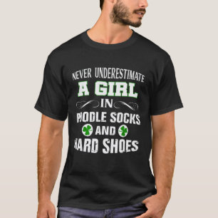 Camiseta 01 Una niña con calcetines de poodle y zapatos dur