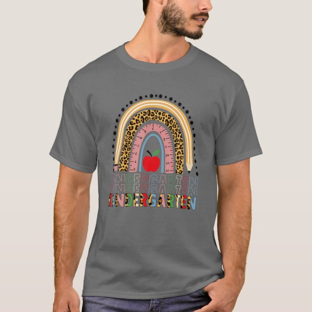 Camiseta 0Dzn Leopard Rainbow Kinder Teacher Primer Día De  (Anverso)
