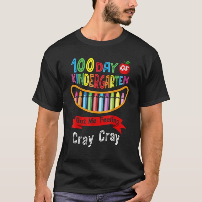 Camiseta 100 Days Of Kindergarten Got Me Feeling Cray Cray  (Anverso)