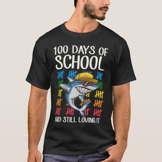 Camiseta 100 Days Of School And Still Loving It Cool Shark  (Anverso)