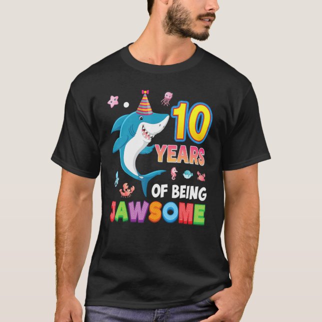 Camiseta 10 Años De Ser Un Tiburón Marrón Impresionante 10. (Anverso)