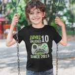 Camiseta 10 Unlocked Since Funny Birthday Kid<br><div class="desc">Diseño Estilo Gamer con frase Level Unlocked 10 Awesome Since 2013 con letras estilo gamer en tonos plata y verde y un control de video juegos de fondo.Este diseño es ideal para niños de 10 años amantes de los videojuegos. Bonito diseño para regalar a hijos, sobrinos, nietos o Amigos. No...</div>