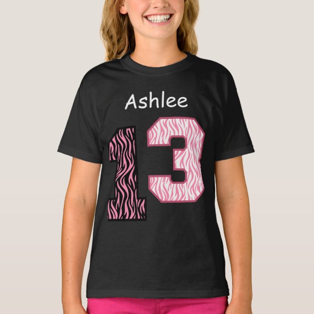 Camiseta 13.º Nacimiento Nombre personalizado de cebra rosa (Anverso)