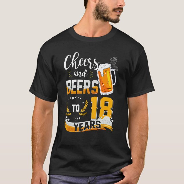 Camiseta 18 Alegres De Cumpleaños Y Cervezas A 18 Años Naci (Anverso)