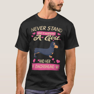 Camiseta 18 Nunca te Pongas Entre una Chica y su Dachshund