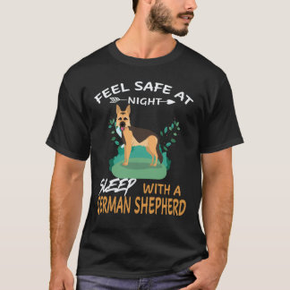 Camiseta 18 Siéntete Seguro Por La Noche Duerme Con Un Past