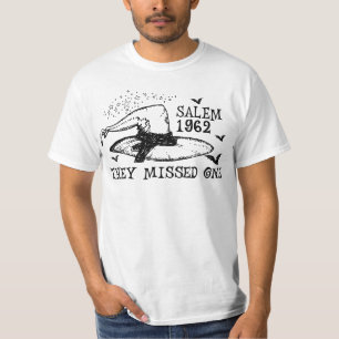 Camiseta 1962 Se Perdieron a Una Bruja de Salem en Hallowee