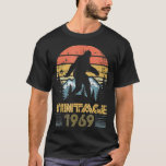 Camiseta 1969 Vintage 50th Birthday Gift Funny Bigfoot<br><div class="desc">1969 Vintage 50th Birthday Gift Funny Bigfoot Revisa nuestra selección de camisetas de camping para lo mejor en piezas únicas o personalizados hechas a mano de nuestras tiendas de ropa.</div>