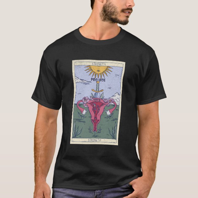 Camiseta 1973 Trastorno de la tarjeta Tarot de fuerza femin (Anverso)
