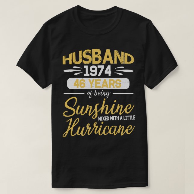 Camiseta 1974 HusYears Of Being Sunshine Mixed With Hurrica (Diseño del anverso)