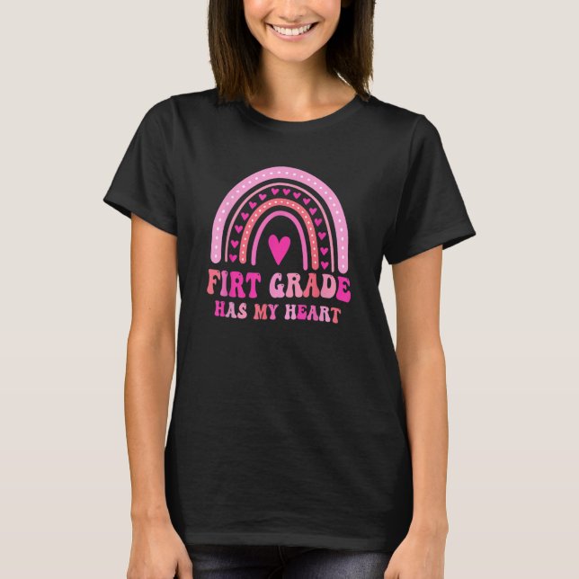 Camiseta 1st First Grade Has My Heart Rainbow Valentines Da (Anverso)