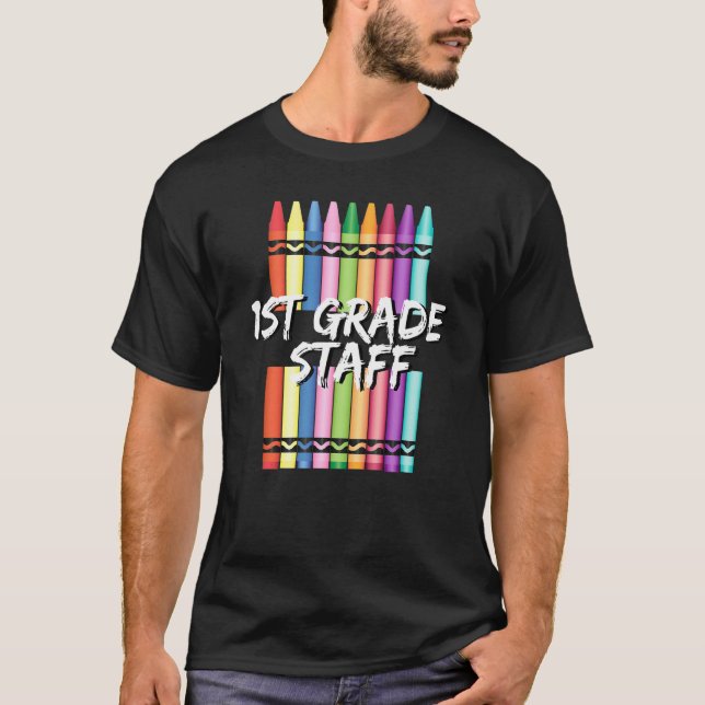 Camiseta 1st First Grade Staff Crayons (Anverso)