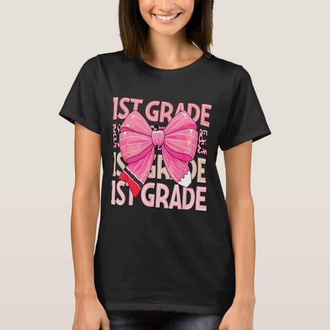 Camiseta 1st Grade Girl Dot Coquette Pencil Bow Pink Leopar (Anverso)