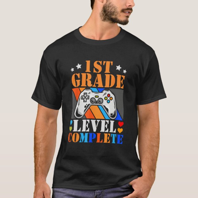 Camiseta 1st Grade Graduation 2023 Video Gamer First Grade  (Anverso)