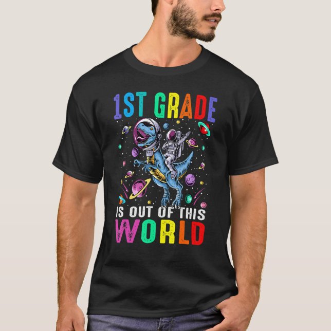 Camiseta 1st Grade Is Out Of This World Astronaut Dinosaur  (Anverso)