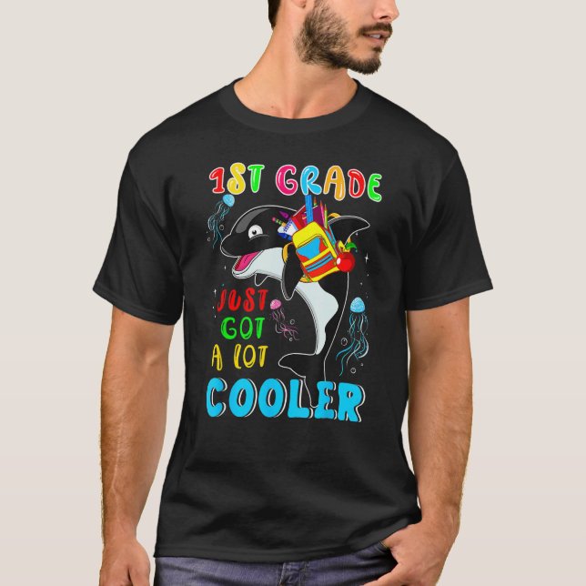 Camiseta 1st Grade Just Got A Lot Cooler Cute Orca Wearing  (Anverso)