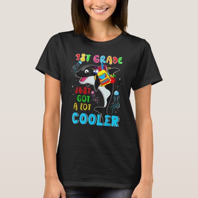 Camiseta 1st Grade Just Got A Lot Cooler Cute Orca Wearing  (Anverso)
