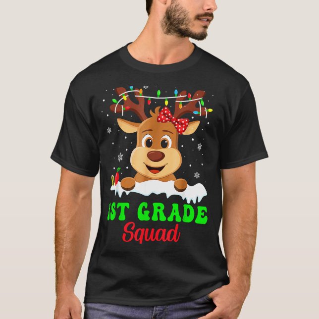 Camiseta 1st Grade Squad Xmas Reindeer Teacher Student Chri (Anverso)