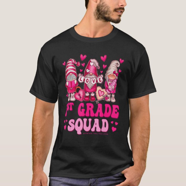 Camiseta 1st Grade Teacher Squad Valentines Day Gnomes Hold (Anverso)