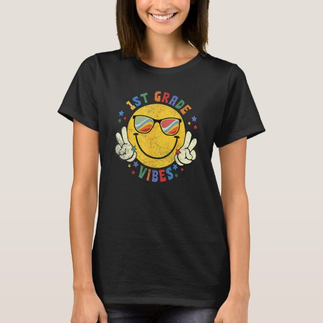 Camiseta 1st Grade Vibes Happy Face Smile Gift Back To Scho (Anverso)